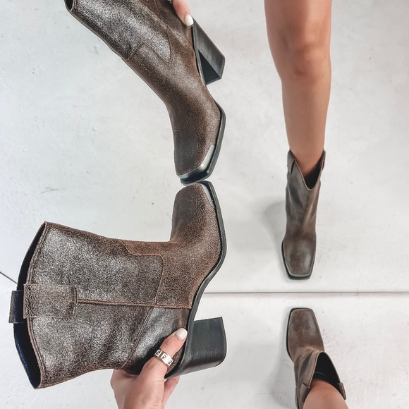 AMAZING LACE Dole Vita Falon Distressed Leather Moto Boots - Picture 2 of 2